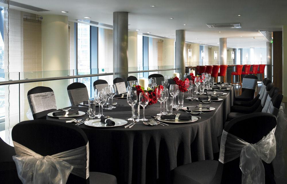 London Marriott Hotel Canary Wharf Exterior foto The Gallery at the National Portrait Gallery, London