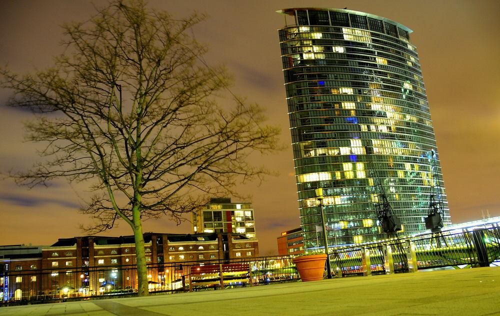 London Marriott Hotel Canary Wharf Exterior foto The Arthouse, at the heart of the West End Quarter