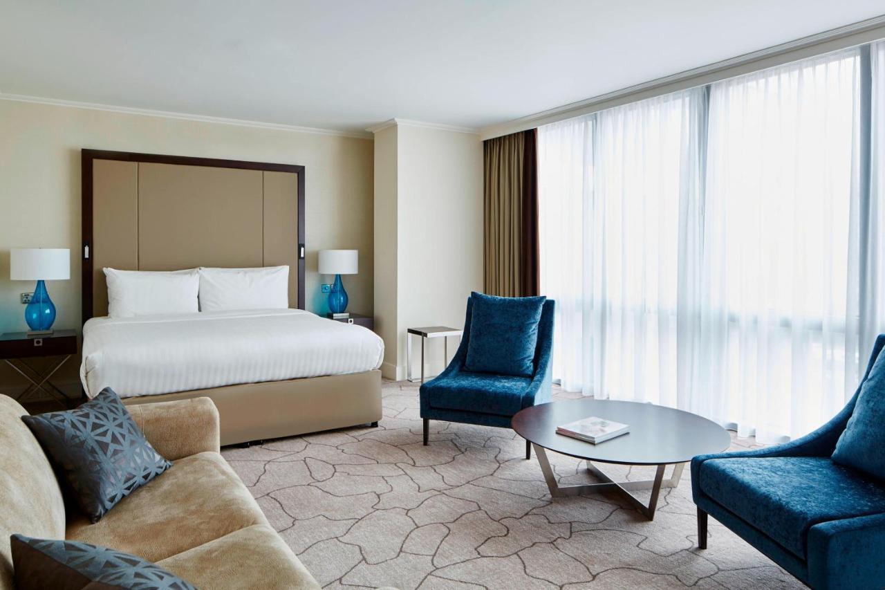 London Marriott Hotel Canary Wharf Exterior foto A suite at the Conrad London St. George's Wharf