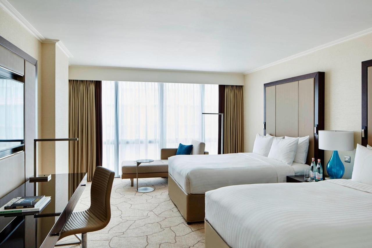 London Marriott Hotel Canary Wharf Exterior foto A guest room at the Conrad Dubai