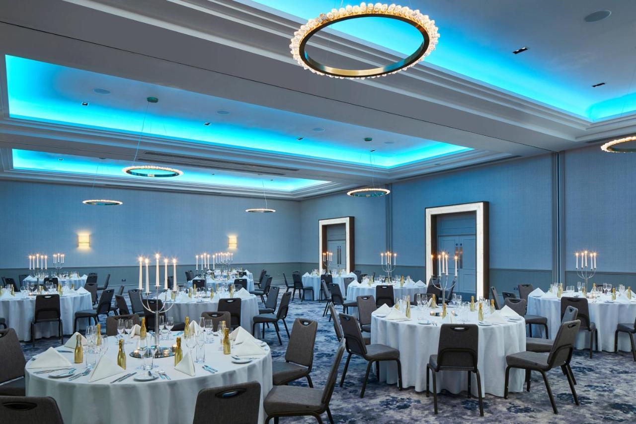 London Marriott Hotel Canary Wharf Exterior foto The ballroom at the Hilton London Heathrow