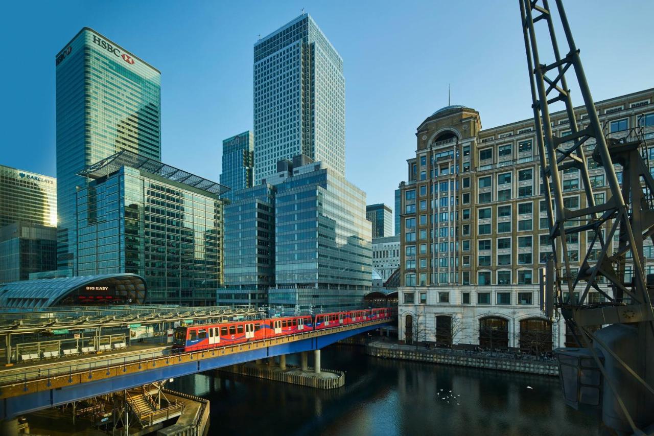 London Marriott Hotel Canary Wharf Exterior foto The DLR at West India Quay