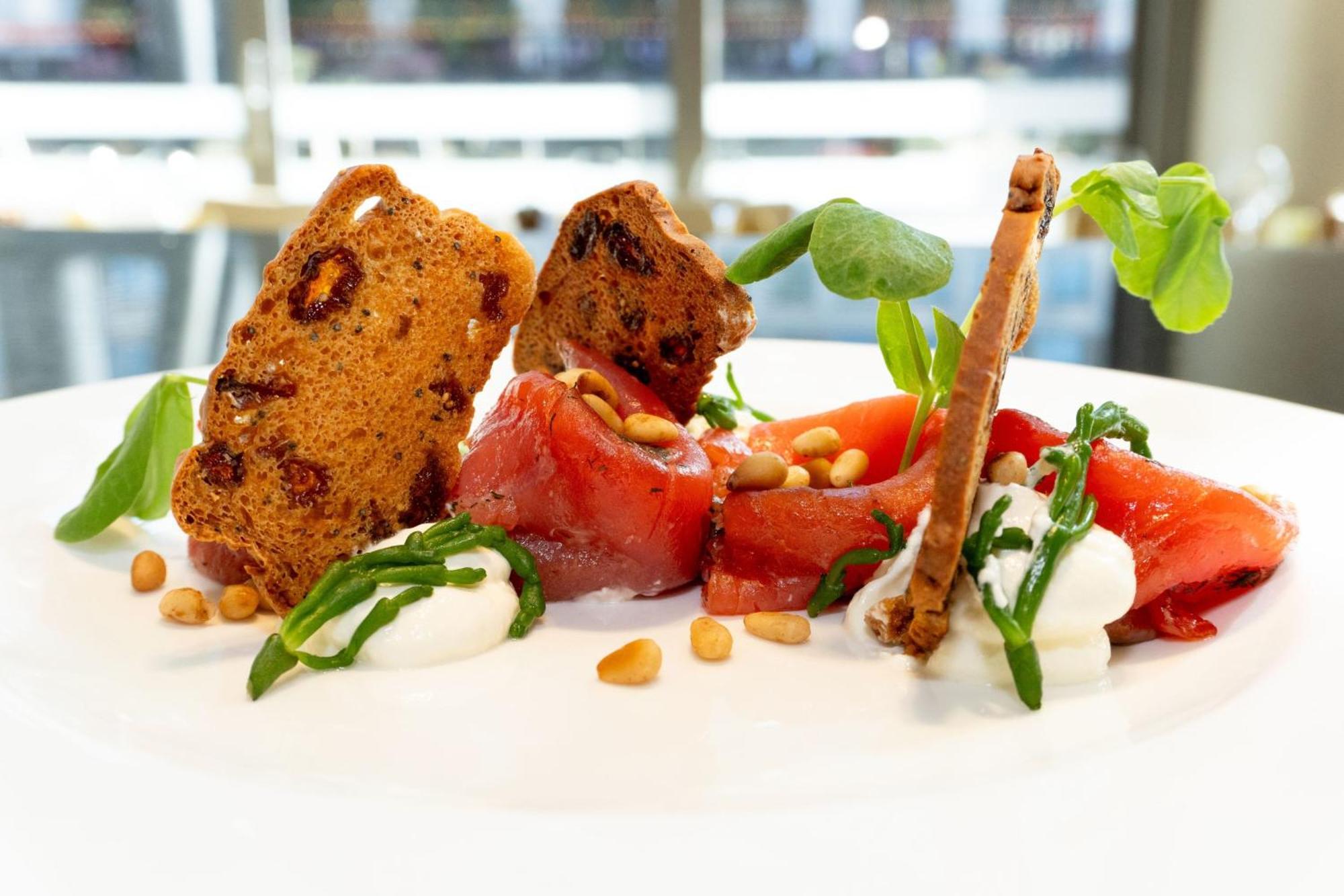 London Marriott Hotel Canary Wharf Exterior foto A tomato salad with mozzarella cheese