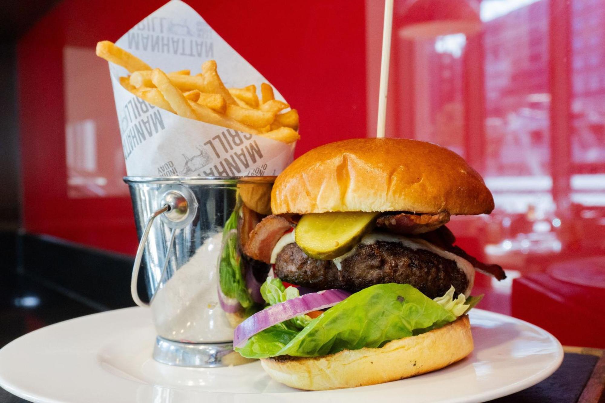 London Marriott Hotel Canary Wharf Exterior foto A burger at The Habit