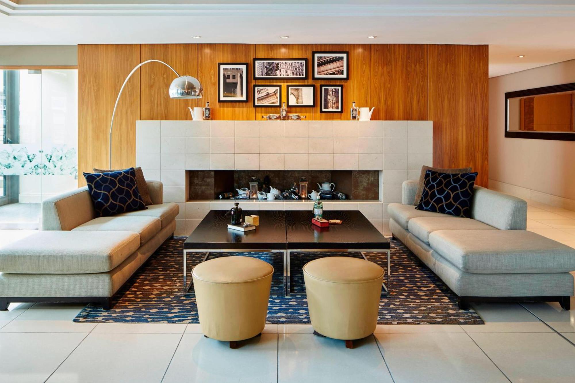 London Marriott Hotel Canary Wharf Exterior foto The interior of the lounge