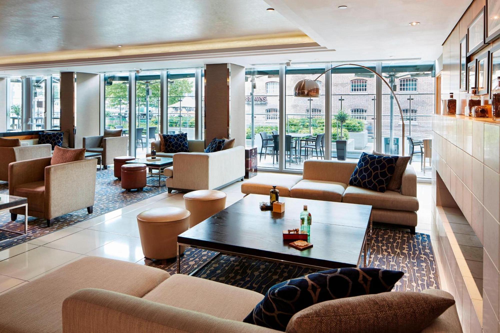 London Marriott Hotel Canary Wharf Exterior foto The lounge at the hotel