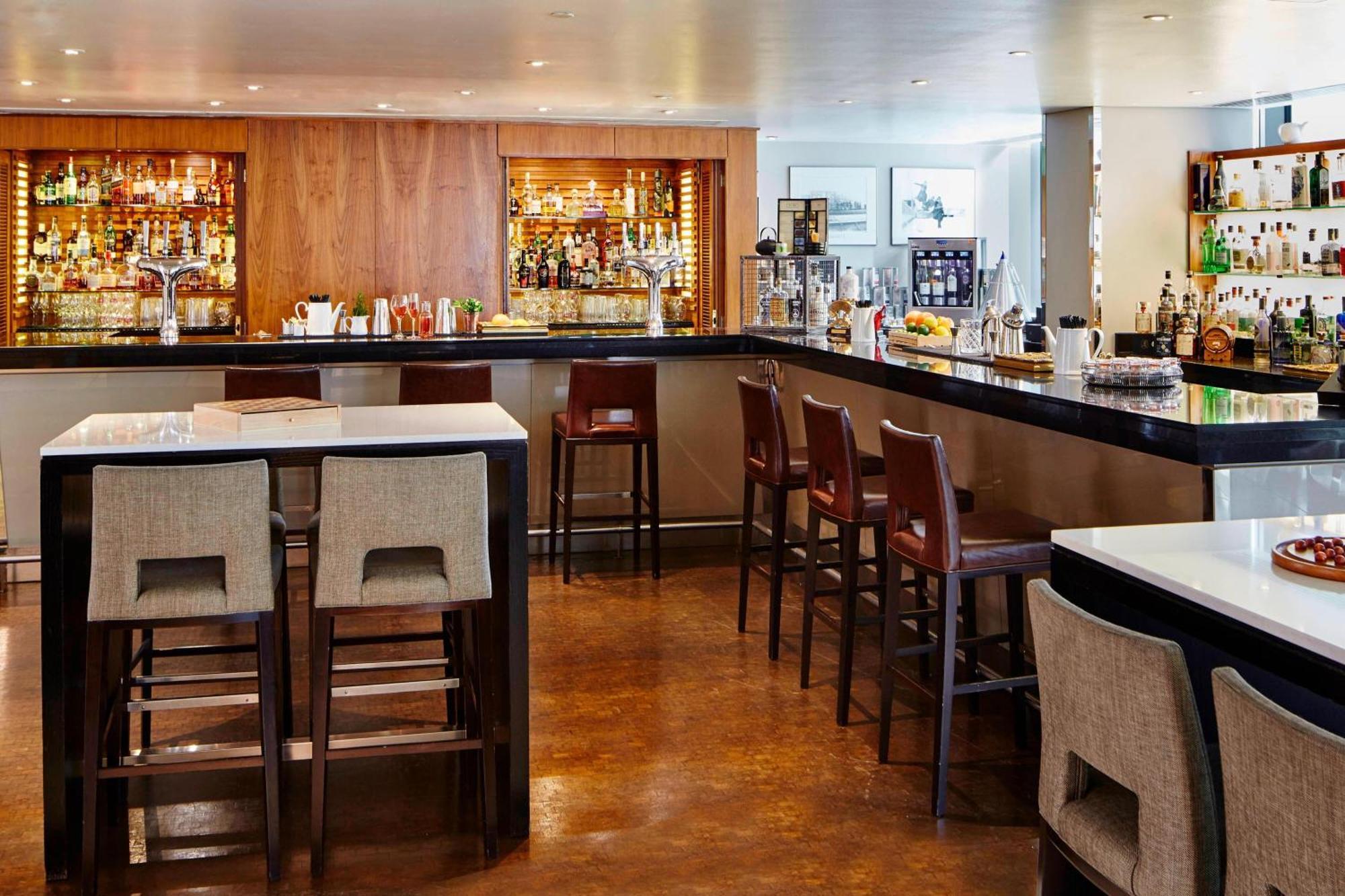 London Marriott Hotel Canary Wharf Exterior foto The bar at the Connaught