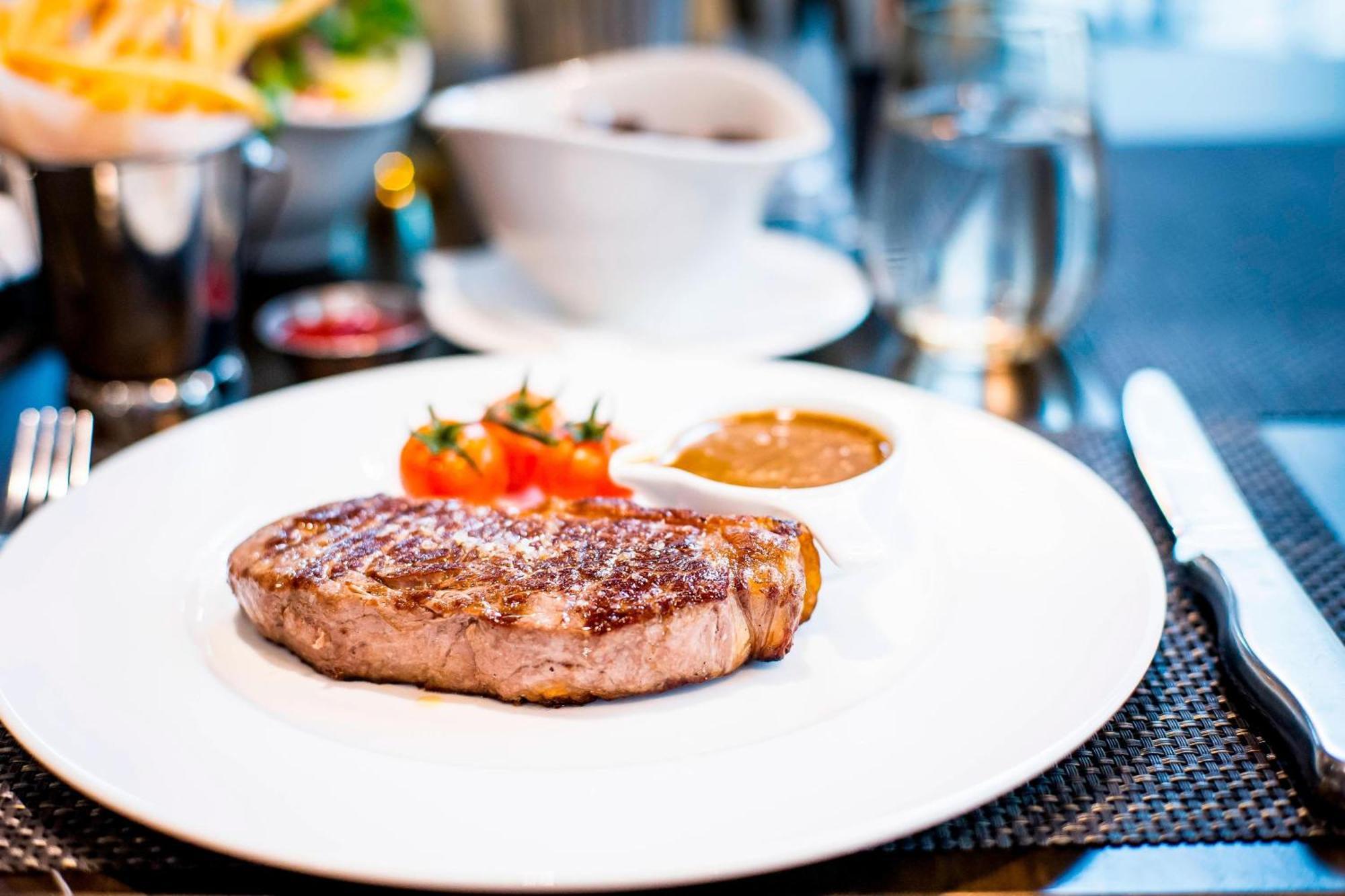 London Marriott Hotel Canary Wharf Exterior foto A steak prepared in the French style