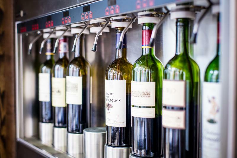 London Marriott Hotel Canary Wharf Exterior foto Wine dispensing machine
